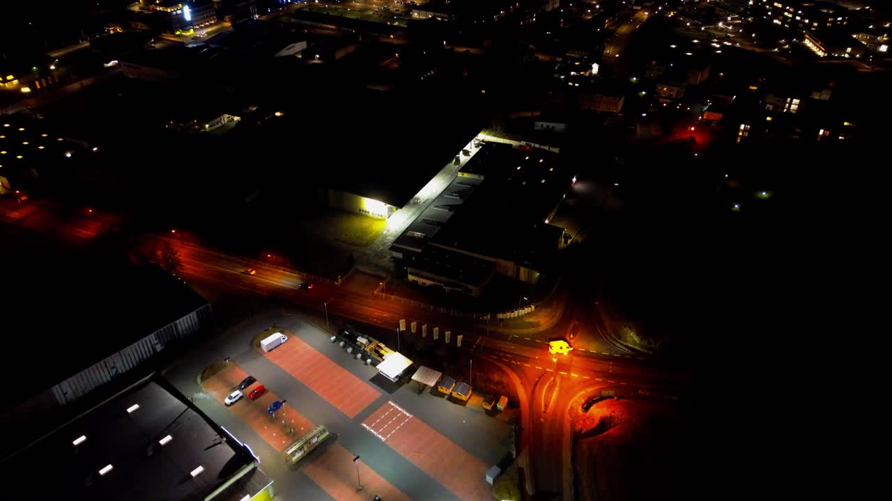 vista aérea nocturna de cruces iluminados y estructura de estacionamiento