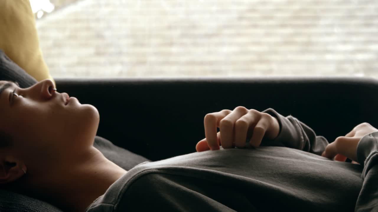 집에서 소파에 누워있는 젊은 남자 4k