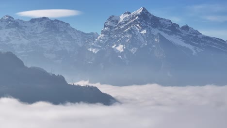 nube de capa espectral sobre el pico alpino suizo