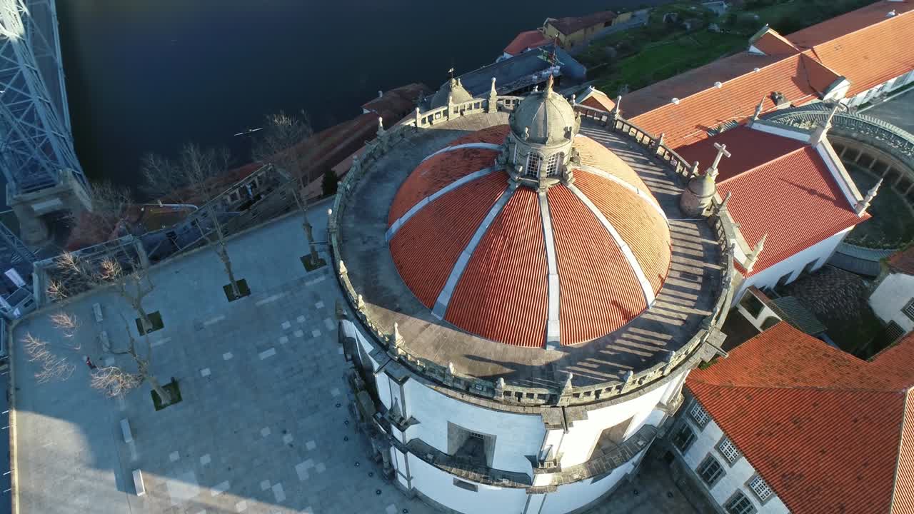 Letecký pohled na klášter Serra do Pilar v Portu