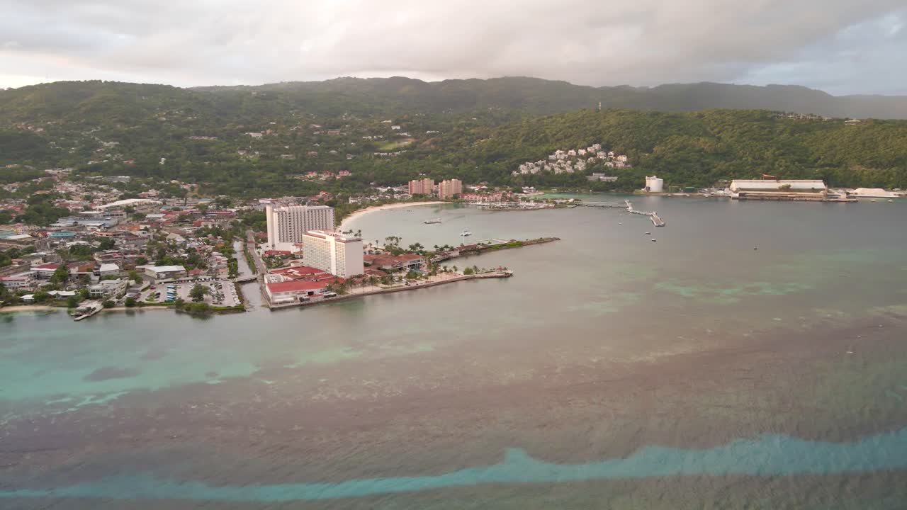 vista aérea de ocho rios jamaica en la mañana
