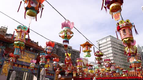 linternas coloridas colgando en el templo de hong kong