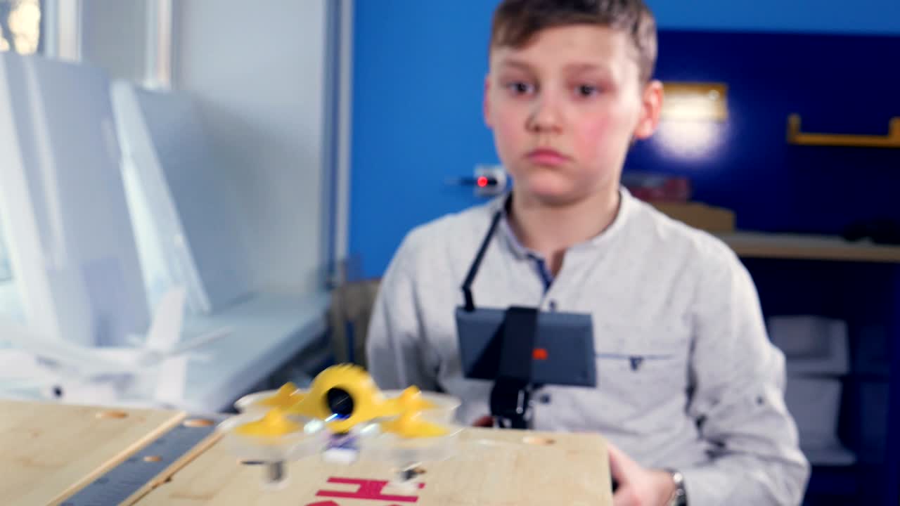 niño pilotando un avión no tripulado. 4k.