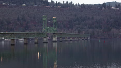 Die-Hood-River-Bridge-Mit-Lichtern-Von-Autos,-Die-Sich-Auf-Dem-Columbia-River-Darunter-Spiegeln