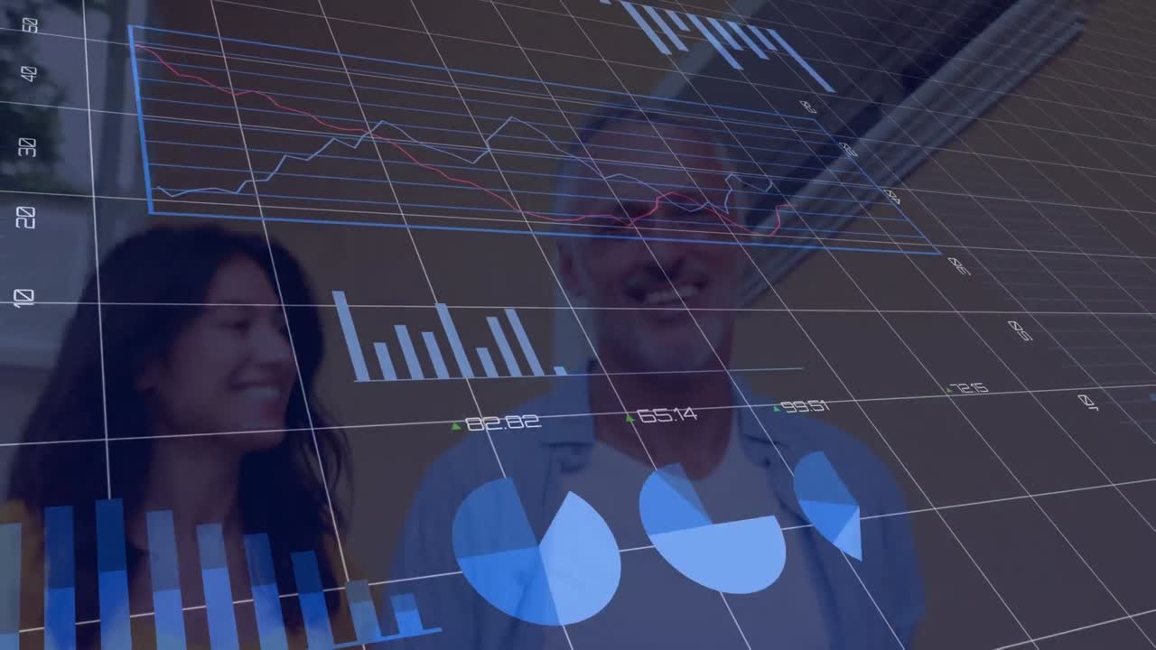 animación del procesamiento de datos financieros sobre una pareja feliz y diversa
