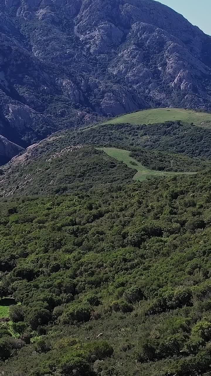 Esplorare le montagne verdi e le colline della Corsica in Francia