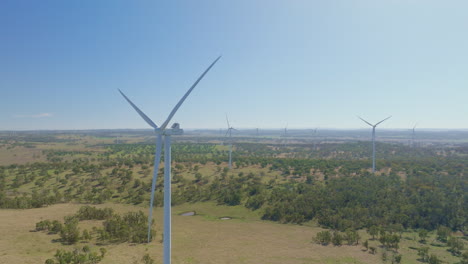 Cerca-Drone-Volar-Alrededor-De-La-Turbina-De-Viento-En-La-Colina-Del-Campo-En-Australia,-4k