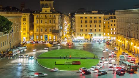 italia luz nocturna plaza de la ciudad de roma plaza de venecia círculo de tráfico panorama 4k lapso de tiempo