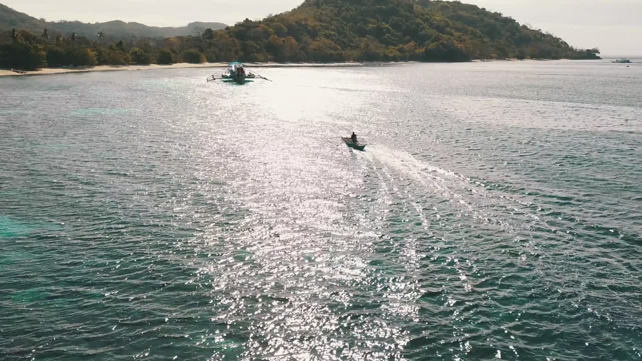 무인 항공기로 돈을 지불하고 사람들이 탄 방카 보트를 따라갑니다.