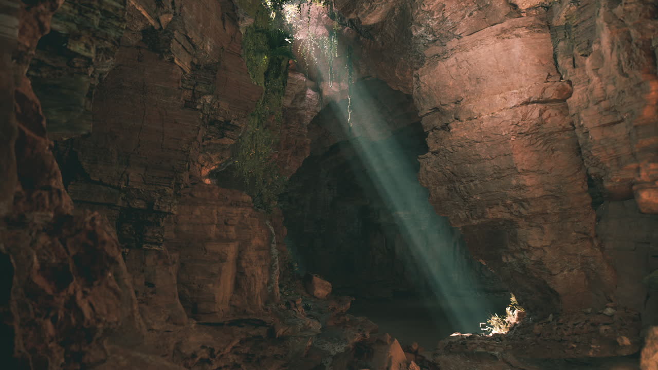 la luz del sol brillando a través de la entrada de una cueva