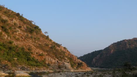 Valle-Montañoso-árido-Al-Atardecer-Desde-Un-ángulo-Plano