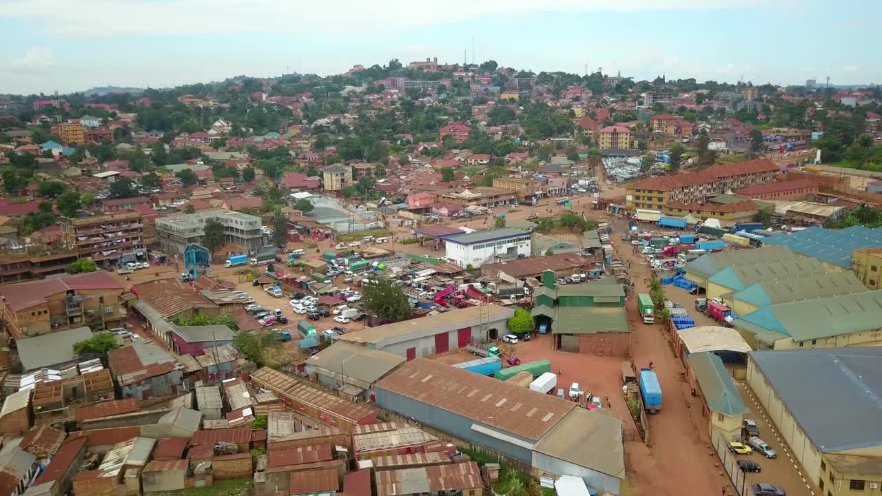 vista panorámica del paisaje urbano a lo largo de la carretera de circunvalación cerca de la zona industrial en kampala, uganda