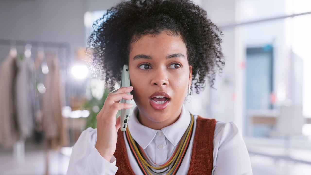 Telefonopkald, diskussion og forretningskvinde, der taler