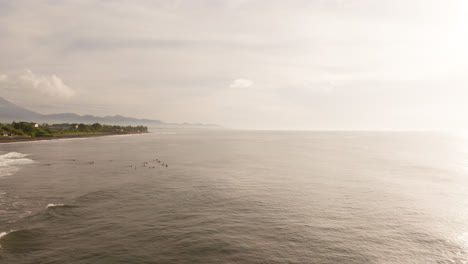 Surfistas-Esperando-Para-Atrapar-Olas-Durante-El-Amanecer-En-La-Playa-En-Bali