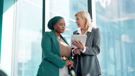 dos mujeres de negocios en discusión