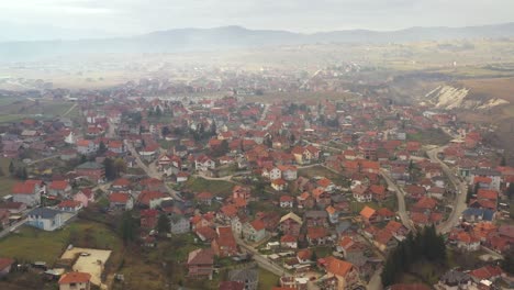 Mañana-Nublada-Sobre-La-Ciudad-De-Tutin,-Serbia.-Paisaje-Aereo