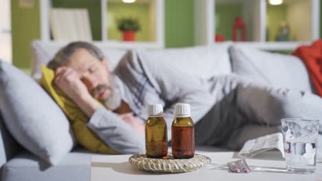 el anciano, cuya salud es crítica en casa, tose, tiene dificultad para respirar y usa medicamentos.
