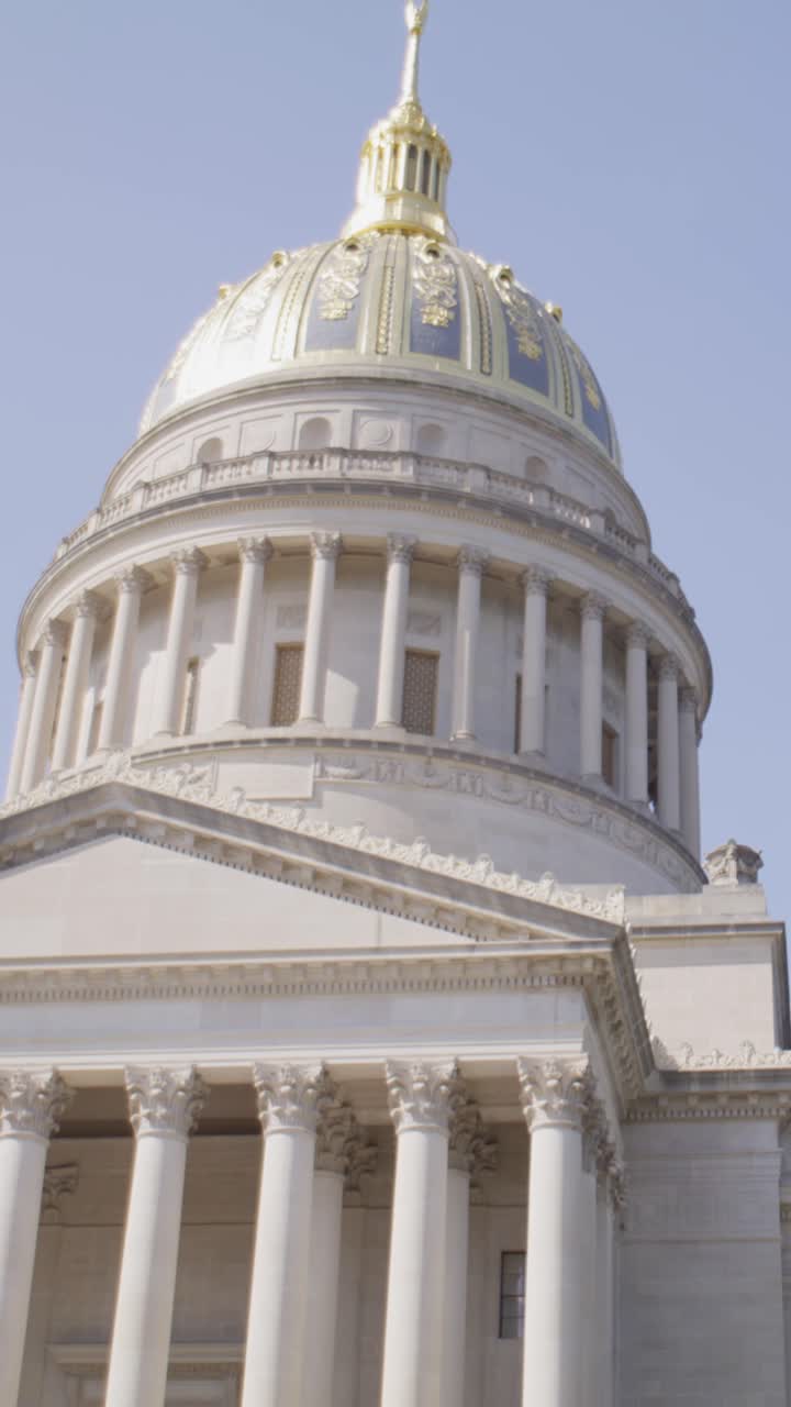 Ripresa cinematografica verticale con movimenti di tilt e pan dell'edificio del Campidoglio della Virginia Occidentale, che parte da un palo della luce e rivela la cupola storica con un movimento fluido del gimbal