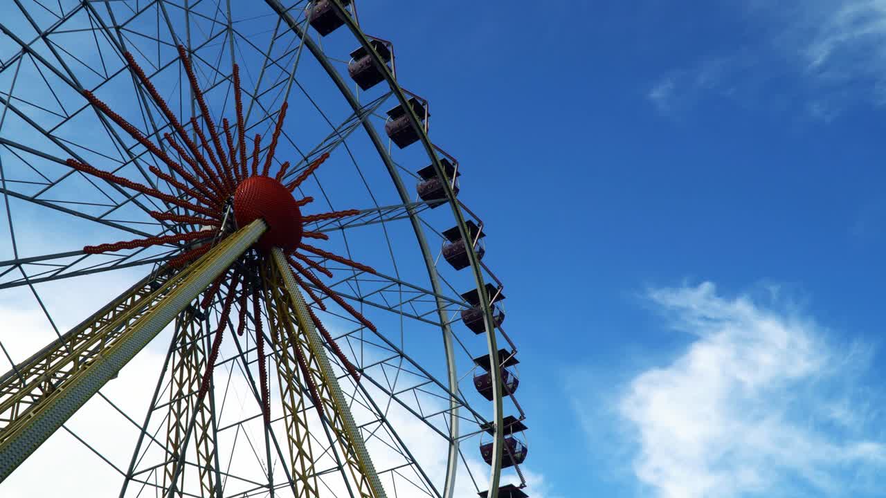 vista de abajo en la rueda gigante