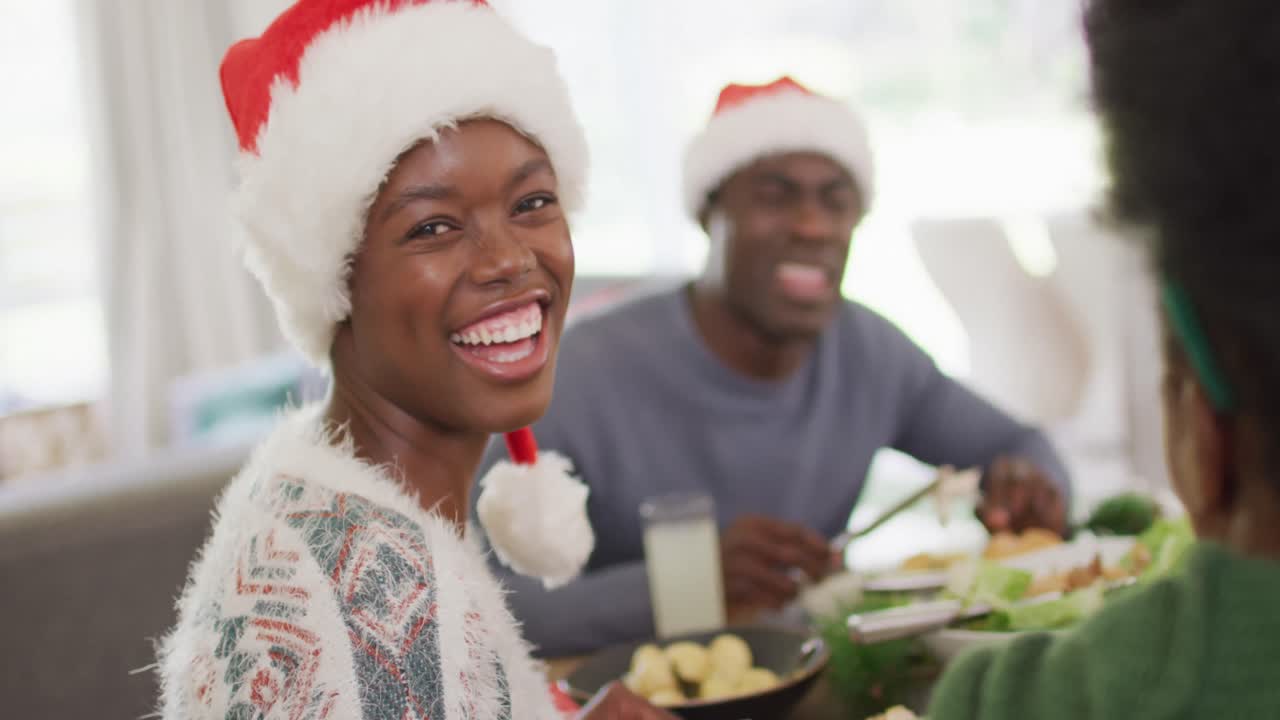 retrato de una feliz familia afroamericana teniendo la cena de navidad