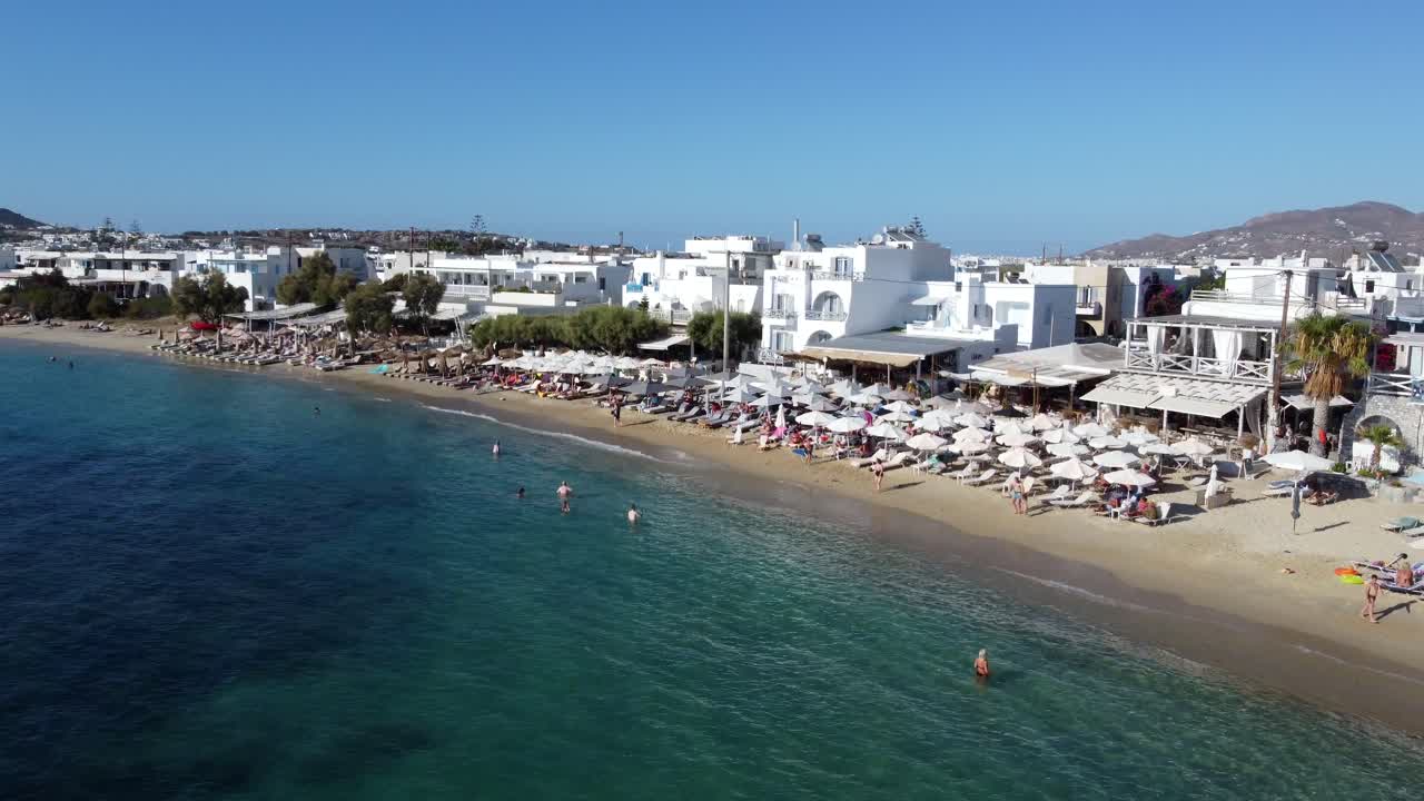 Güzel bir günde Naxos kasabası evleri ve sahil şeridinin havadan görünümü, Yunan Adası drone çekimi.
