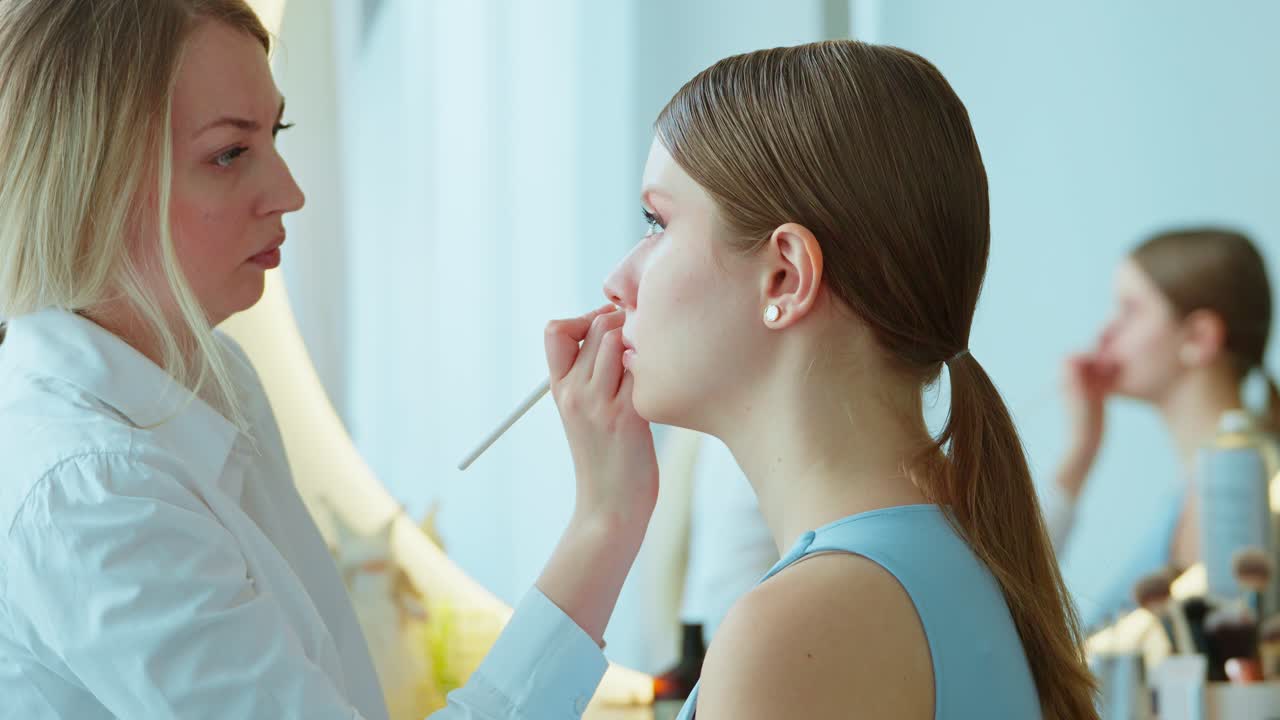 sesión de aplicación de maquillaje