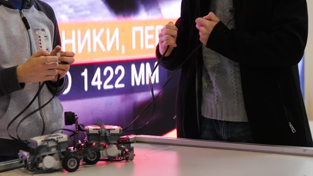 아이들이 로을 프로그래밍하고 만드는 것