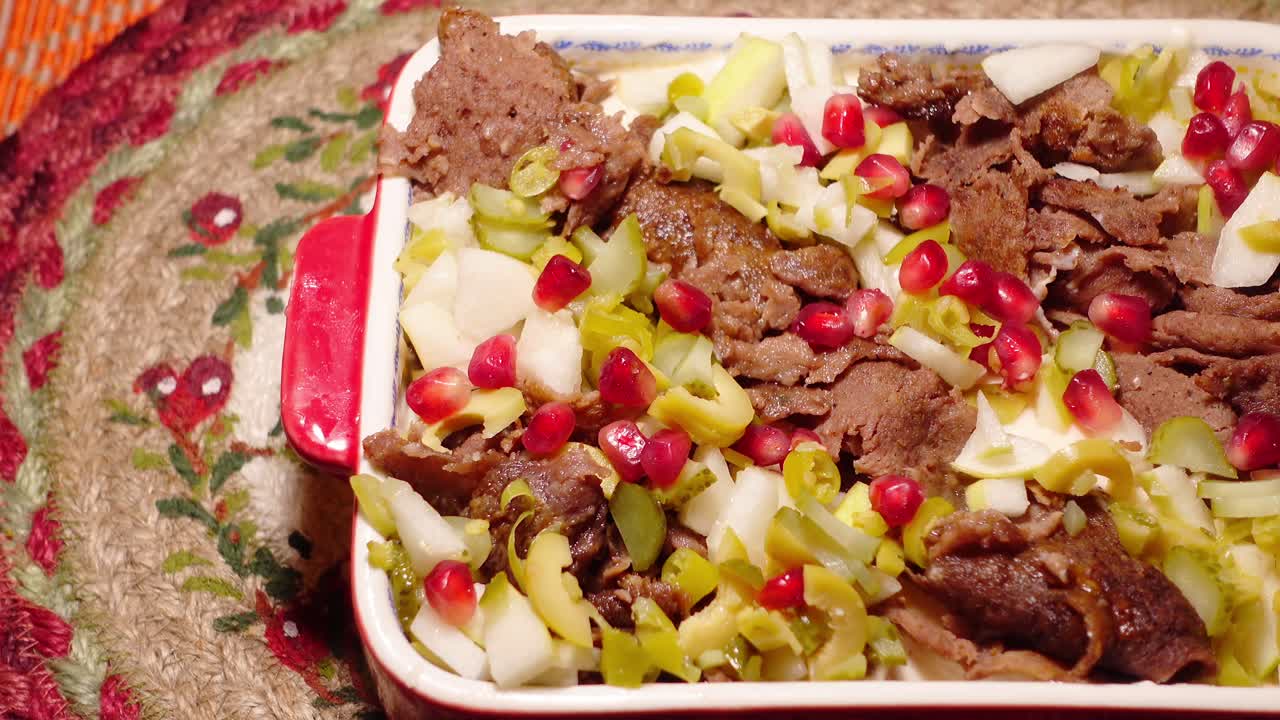 plato de kibbeh libanés en un plato rojo