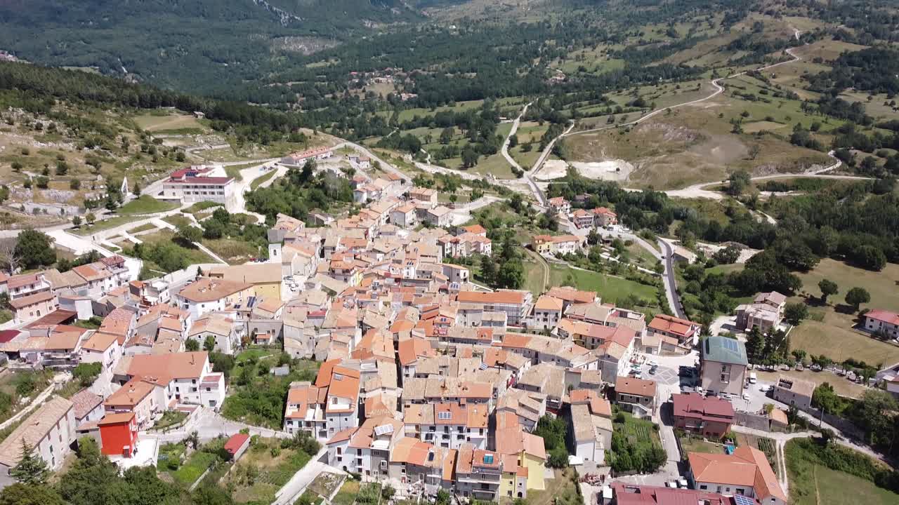 vista aérea del paisaje sobre pietraroja, un pueblo en la cima de una colina, en los apeninos, italia