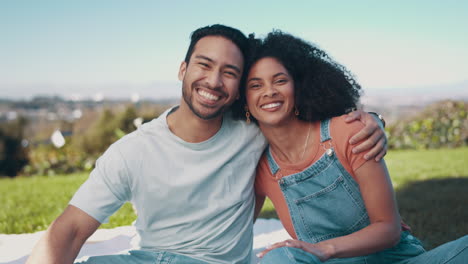 Amor,-Picnic-Y-Sonrisa-Con-Pareja-En-La-Naturaleza