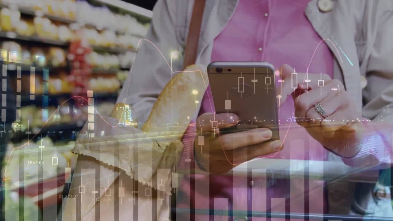 animación de estadísticas y procesamiento de datos financieros sobre mujeres caucásicas que usan teléfonos inteligentes en la tienda