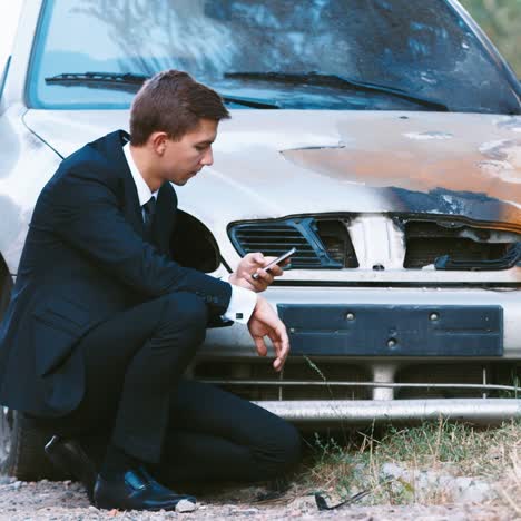 un hombre con traje inspecciona un auto después de un accidente 2