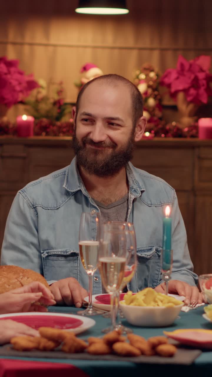 Uomo che pranza a Natale