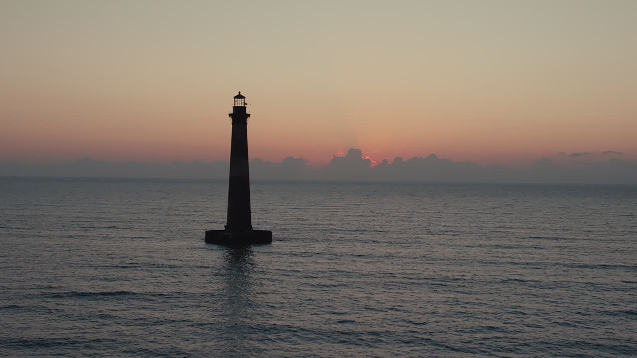 faro al atardecer