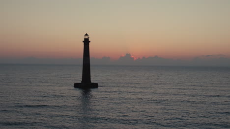 faro al atardecer