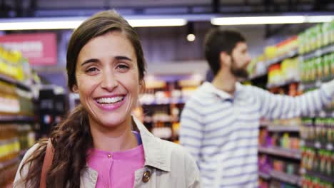 retrato de una mujer sonriendo en la sección de comestibles