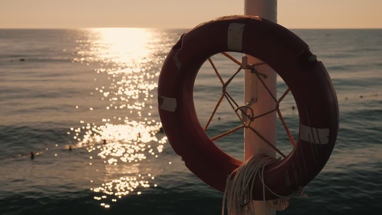 aro salvavidas cerca del mar temprano en la mañana el sol acaba de salir video 4k