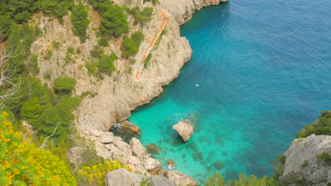 Vista-De-Los-Acantilados-Y-El-Mar-Turquesa-En-Capri,-Italia---Tiro-De-ángulo-Alto