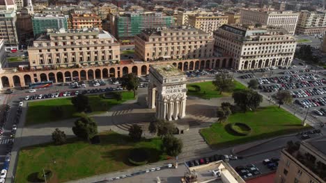 Arco-Triunfal-De-La-Victoria-En-La-Plaza-De-La-Ciudad-De-Génova-Con-Coches-Y-Casas.