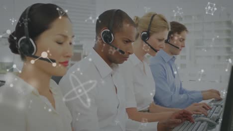 animación de moléculas en movimiento sobre personas de negocios que usan auriculares de teléfono