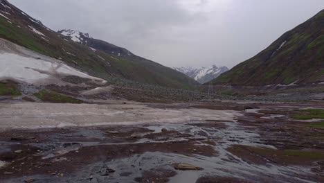 bajo movimiento rápido de la nieve restante en las montañas en el paso de zojila