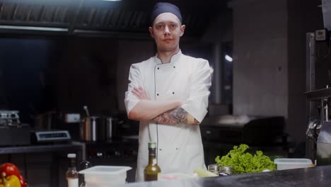 retrato de chef en una cocina ocupada