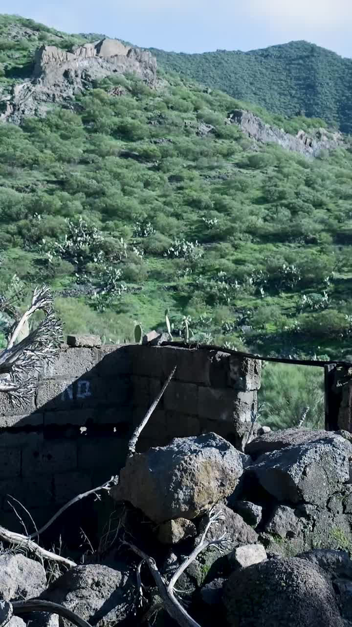 Paesaggio montano suggestivo con colline verdi e un muro in rovina