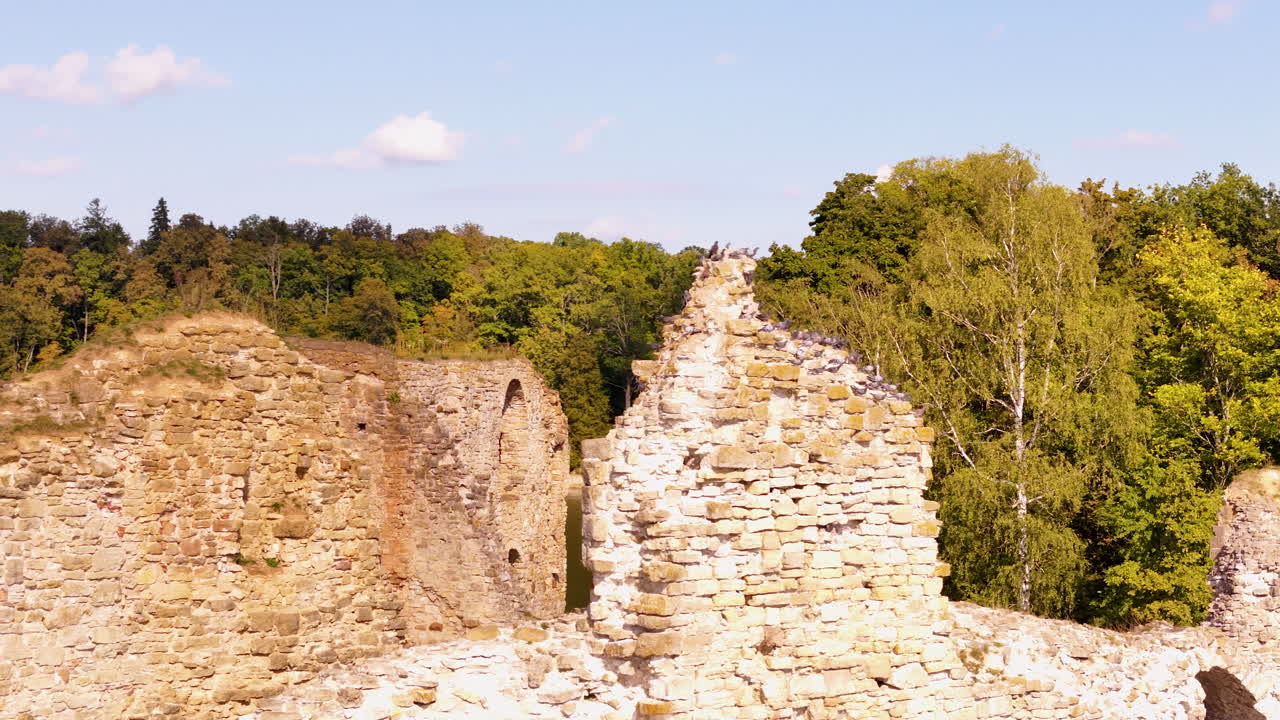 paisaje panorámico en las antiguas ruinas del castillo de koknese, letonia horizonte boscoso, destino de viaje de descubrimiento