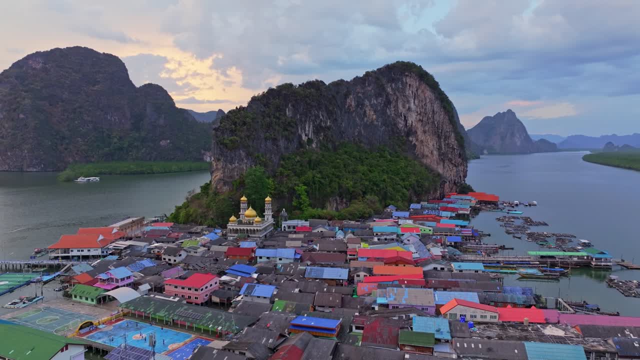 Làng nổi độc đáo Koh Panyi được chụp từ trên cao, Vịnh Phuket, Thái Lan.