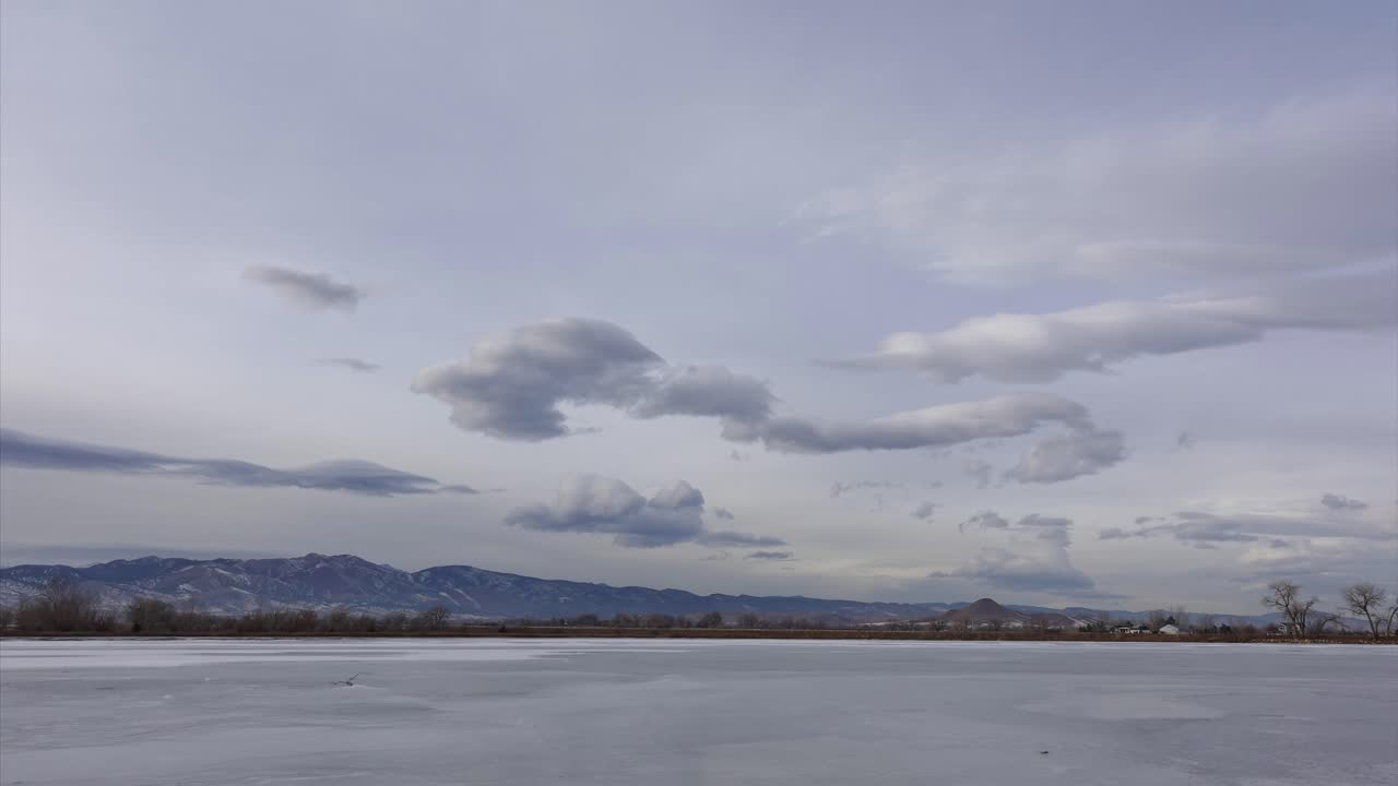 얼어붙은 호수 위의 렌티큘러 구름의 시간 경과