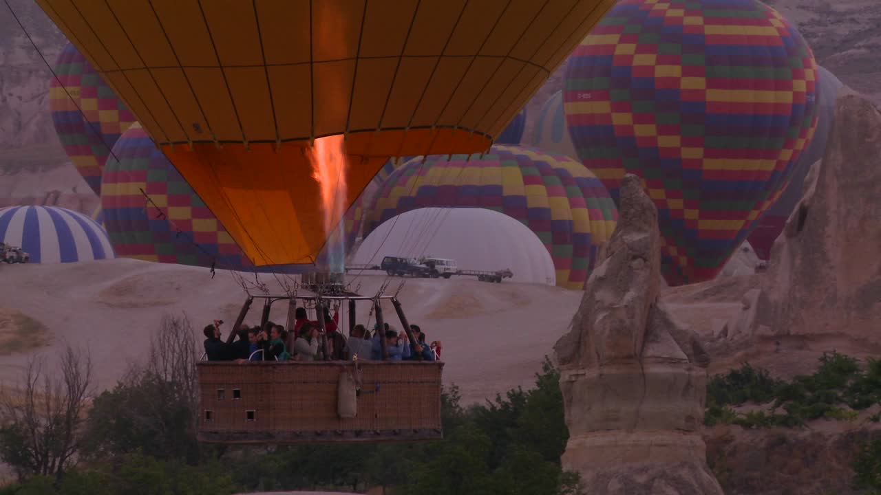 카파도키아 터키 1의 사막 바닥에서 열기구 상승