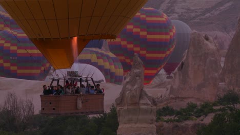 Globos-De-Aire-Caliente-Se-Elevan-Desde-El-Suelo-Del-Desierto-En-Capadocia,-Turquía-1