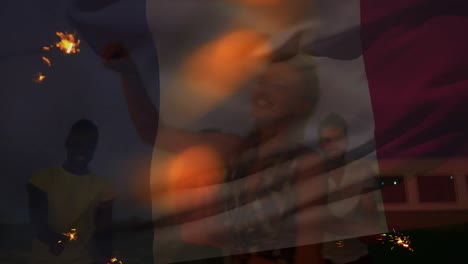 animación de ondear la bandera de francia sobre un grupo de amigos divirtiéndose en la playa