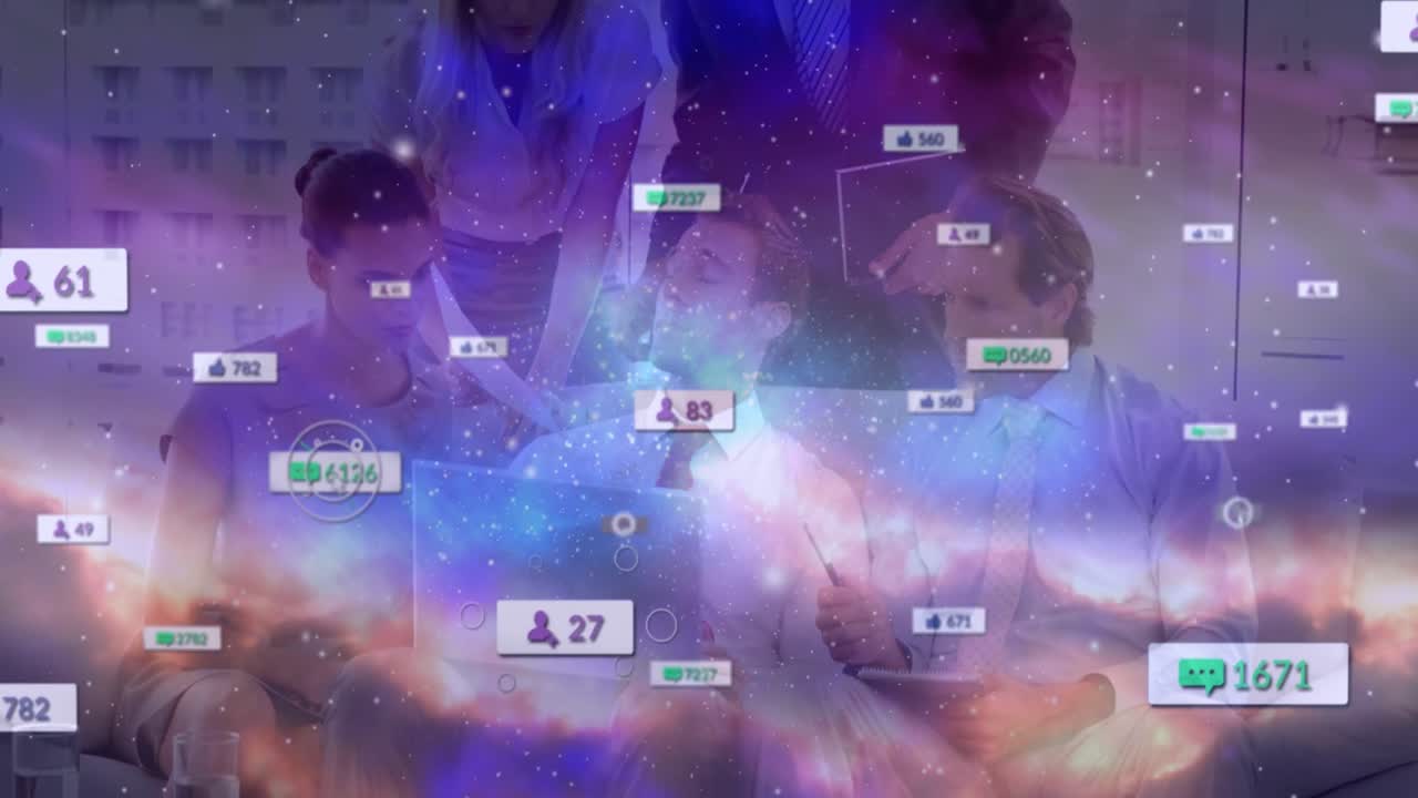 다양한 사업가들이 사무실에서 공간에 대해 논의하는 소셜 미디어 아이콘의 애니메이션